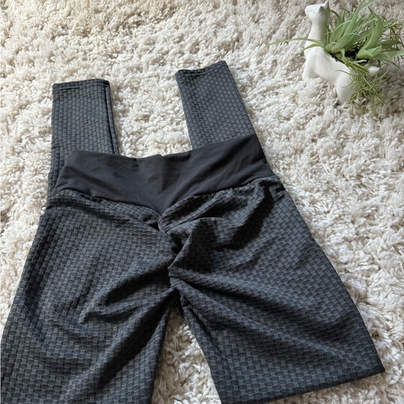 Pants - Stylish Black and Gray Tightening Scrunch Butt Textured Leggings